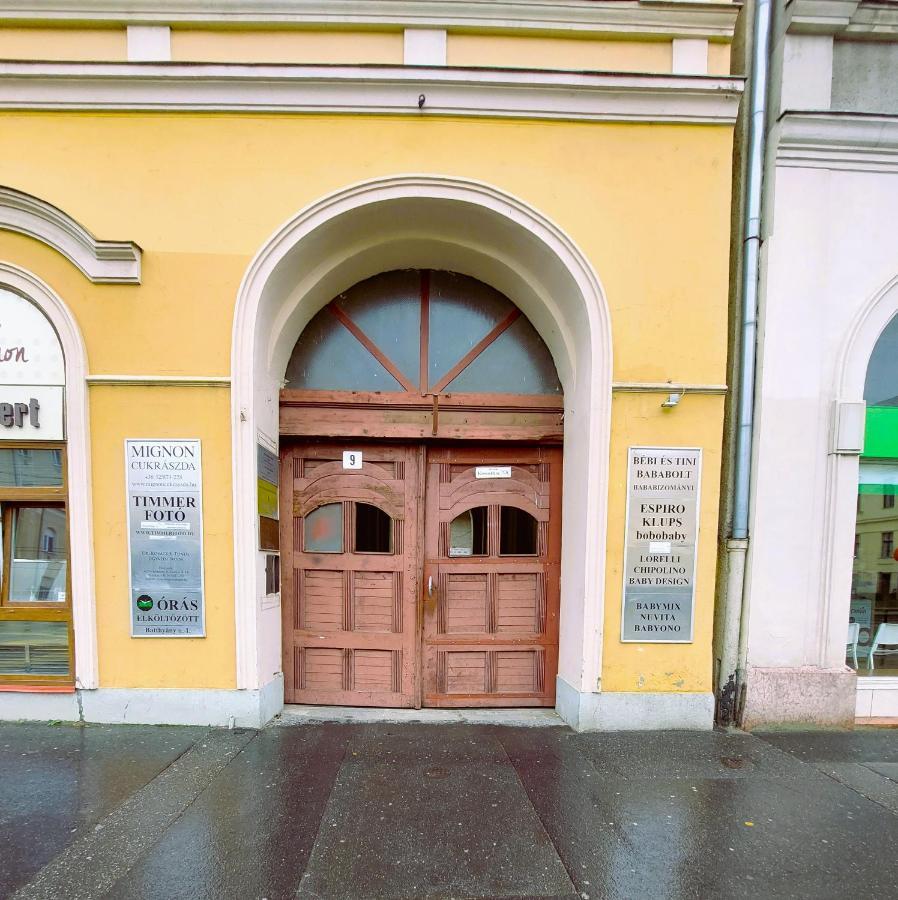 Central Gallery Apartment Debrecen Exterior photo